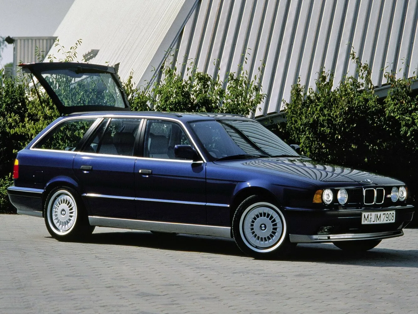 Фото автомобиля BMW M5 II (E34) для подбора размеров колес, шин и дисков