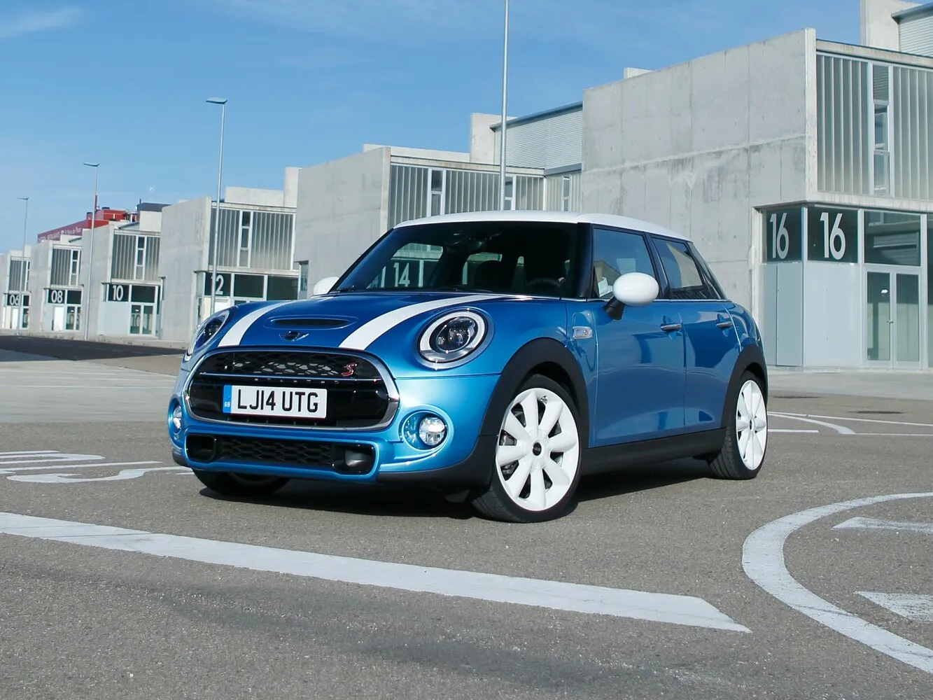 Фото автомобиля Mini Hatch III (F55/F56) Cooper SD 2.0d AT (170 Л.с.) — параметры разболтовки, сверловка дисков, DIA и крепеж