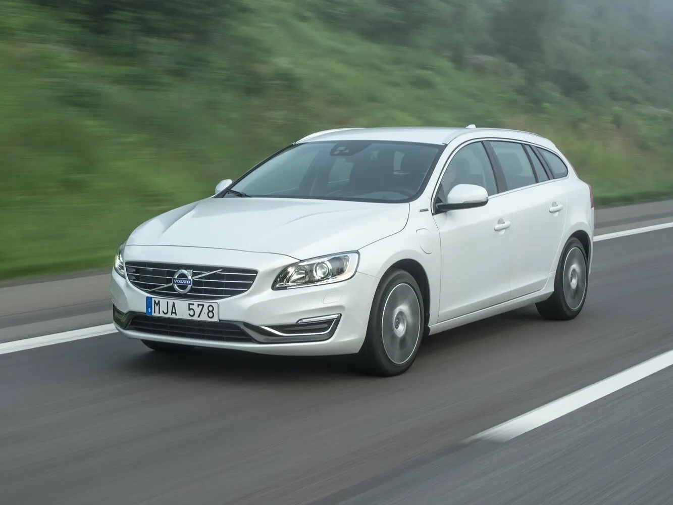 Фото автомобиля Volvo V60 I Рестайлинг 2.4hyb AT (163 л.с.) 4WD — заводские размеры шин, ширина дисков, вылет ET и давление в колесах