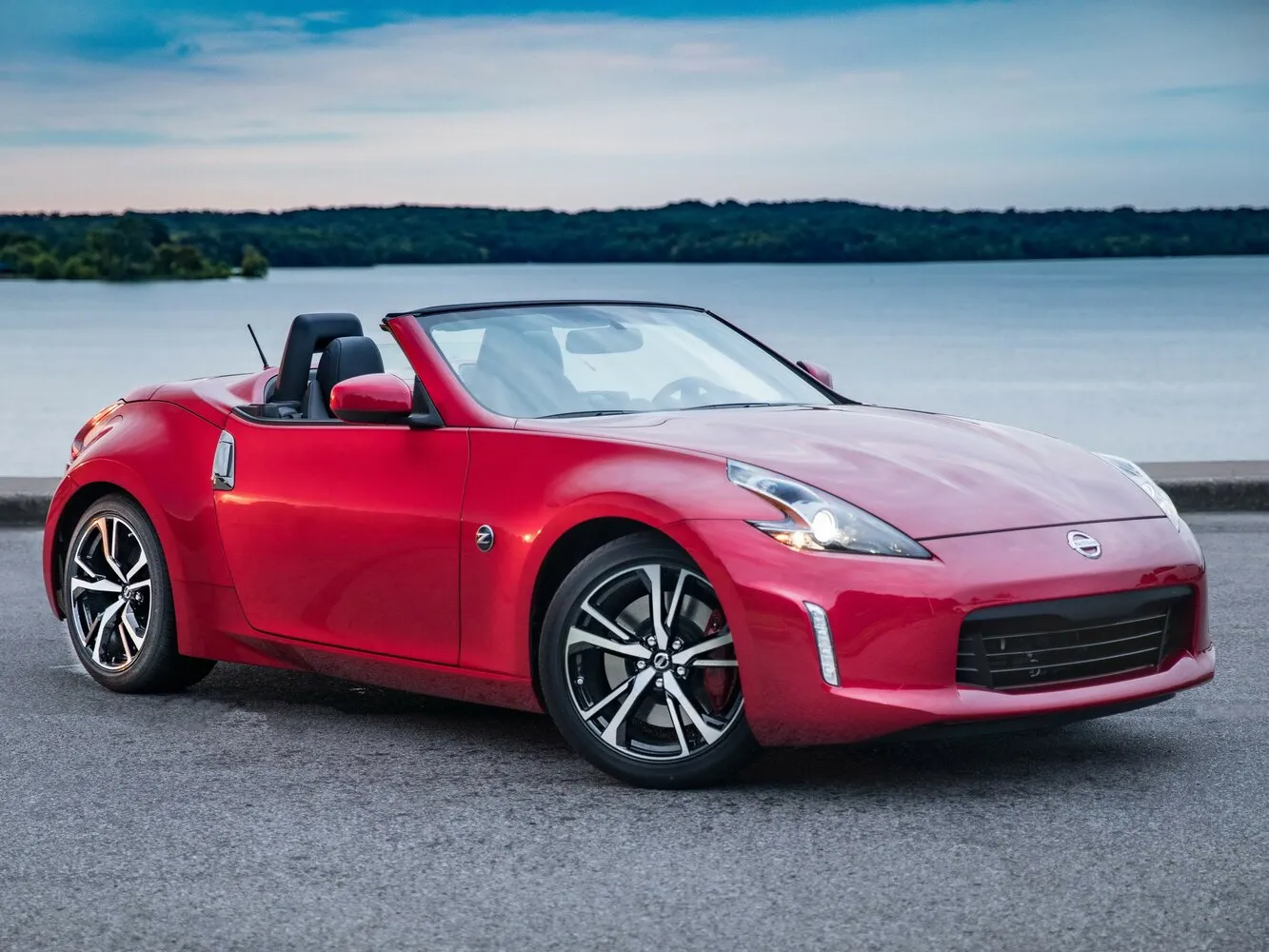 Фото автомобиля Nissan 370Z I Рестайлинг 3.7 AT (331 Л.с.) — параметры разболтовки, сверловка дисков, DIA и крепеж