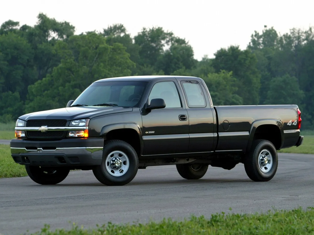 Фото автомобиля Chevrolet Silverado I (GMT800) Рестайлинг для подбора размеров колес, шин и дисков