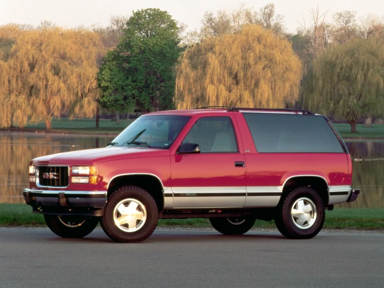 Фото автомобиля GMC Yukon I (GMT400) (1991–1999) 5.7 AT (200 Л.с.) allroad 3 doors — параметры разболтовки, сверловка дисков, DIA и крепеж
