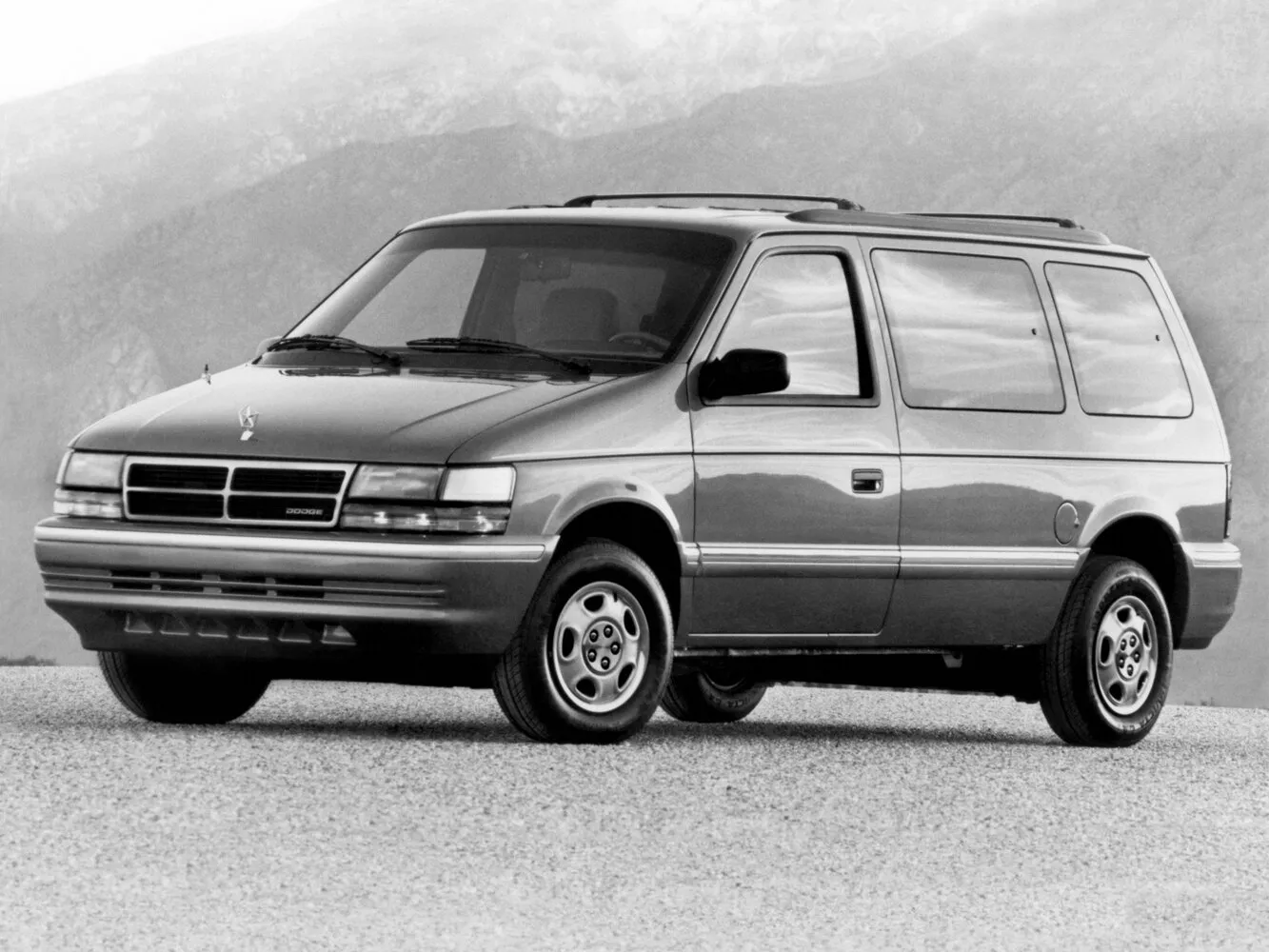 Фото автомобиля Dodge Caravan II (1990–1995) 3.0 AT (144 л.с.) 4WD минивэн — заводские размеры шин, ширина дисков, вылет ET и давление в колесах