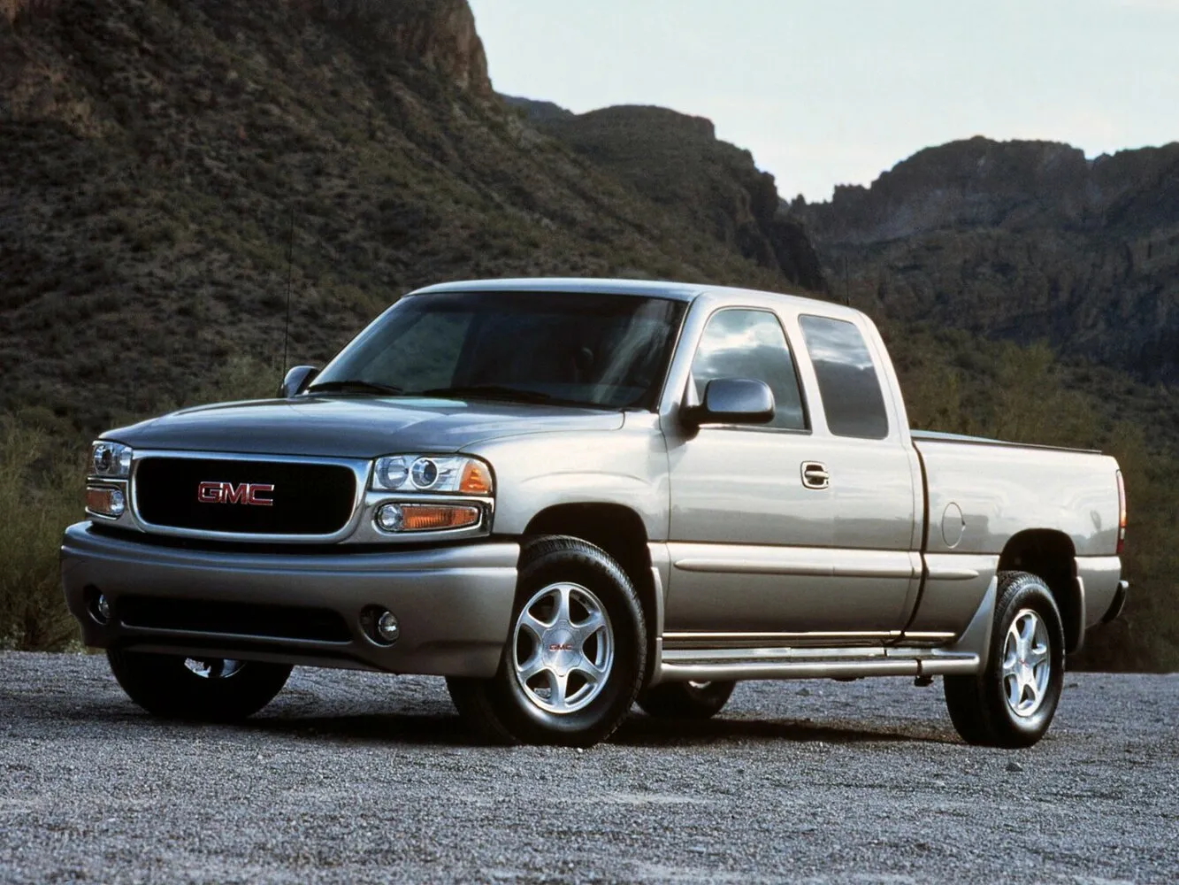 Фото автомобиля GMC Sierra I (GMT800) (1998–2007) 4.8 AT (273 Л.с.) pickup one half — параметры разболтовки, сверловка дисков, DIA и крепеж