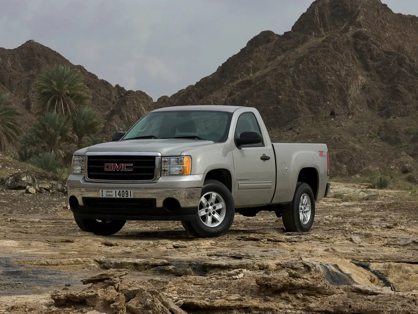 Фото автомобиля GMC Sierra II (GMT900) (2006–2014) 4.3 AT (200 Л.с.) pickup one — заводские размеры шин, ширина дисков, вылет ET и давление в колесах