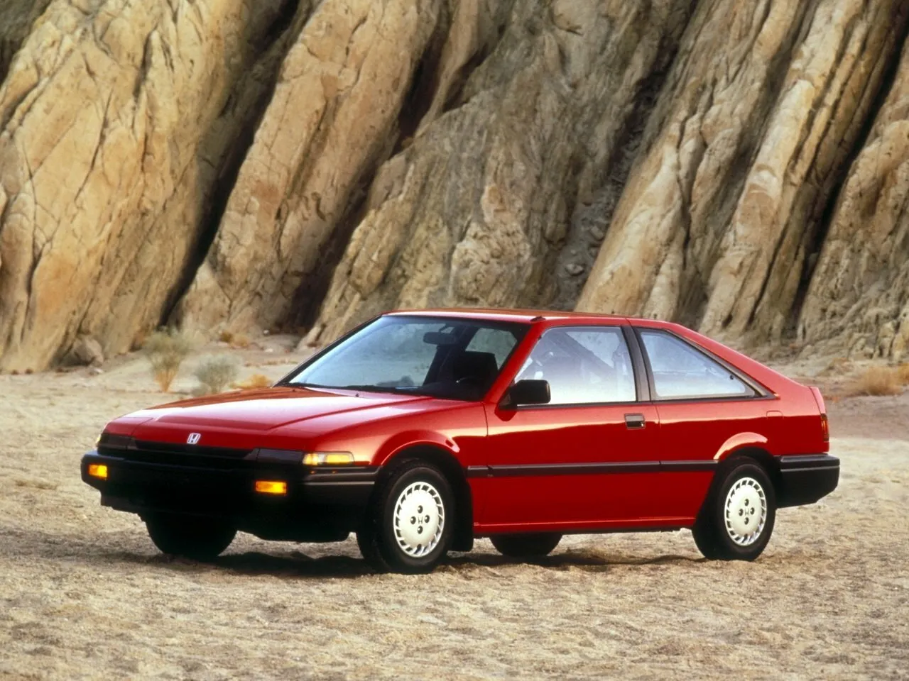 Фото автомобиля Honda Accord III 1.6 MT (88 Л.с.) — заводские размеры шин, ширина дисков, вылет ET и давление в колесах