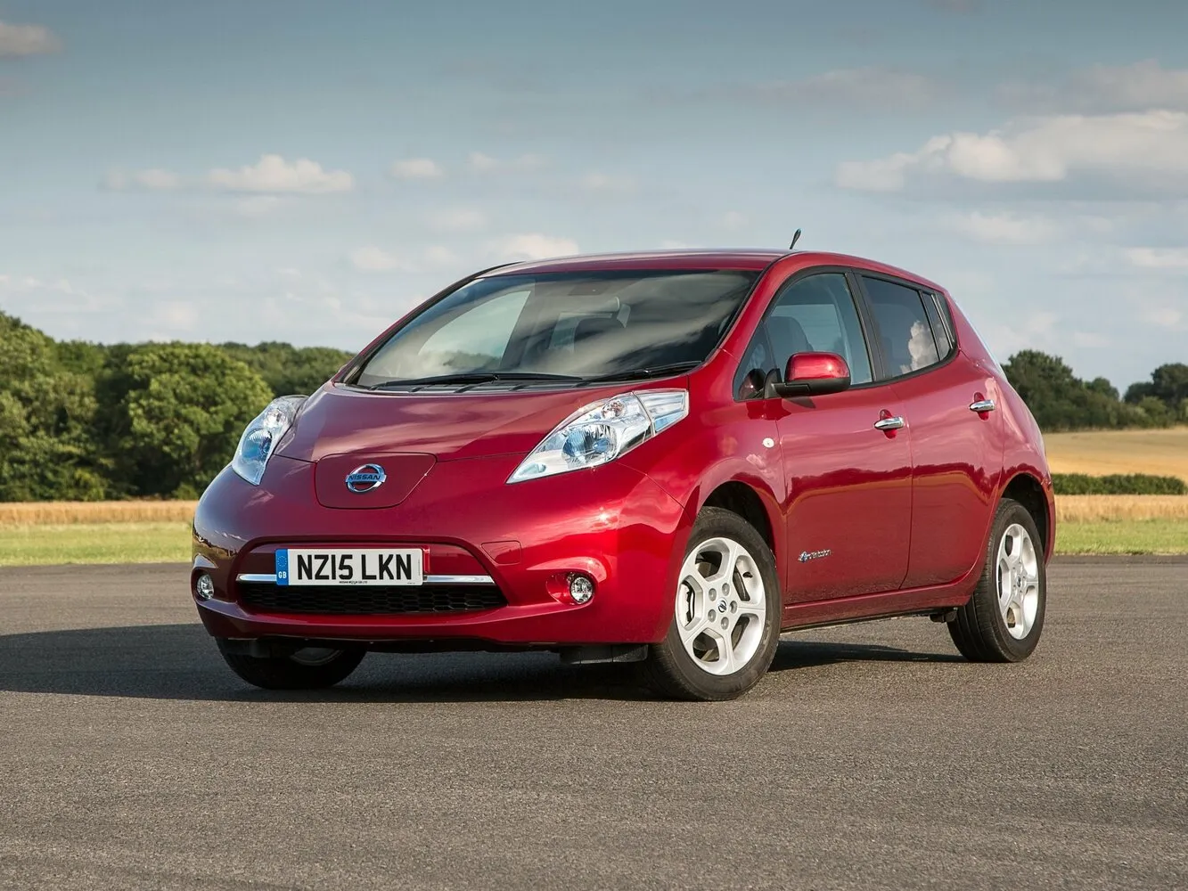Фото автомобиля Nissan Leaf I (ZE0/AZE0) для подбора размеров колес, шин и дисков