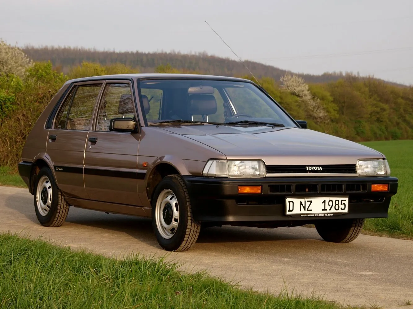 Фото автомобиля Toyota Corolla V (E80) 1.6 AT (84 Л.с.) — параметры разболтовки, сверловка дисков, DIA и крепеж