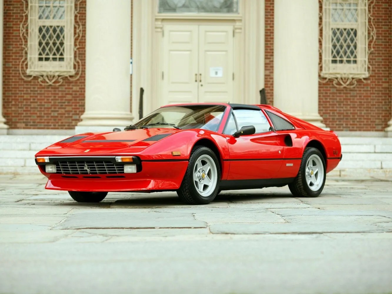 Фото автомобиля Ferrari 208/308 (1974–1989) 308 GTSi 2.9 MT (214 Л.с.) тарга — заводские размеры шин, ширина дисков, вылет ET и давление в колесах