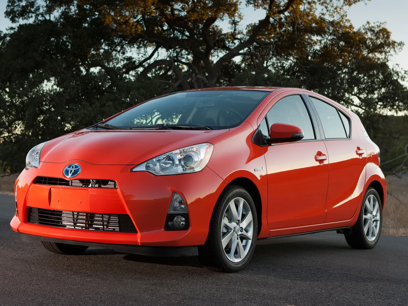 Фото автомобиля Toyota Prius c I для подбора размеров колес, шин и дисков