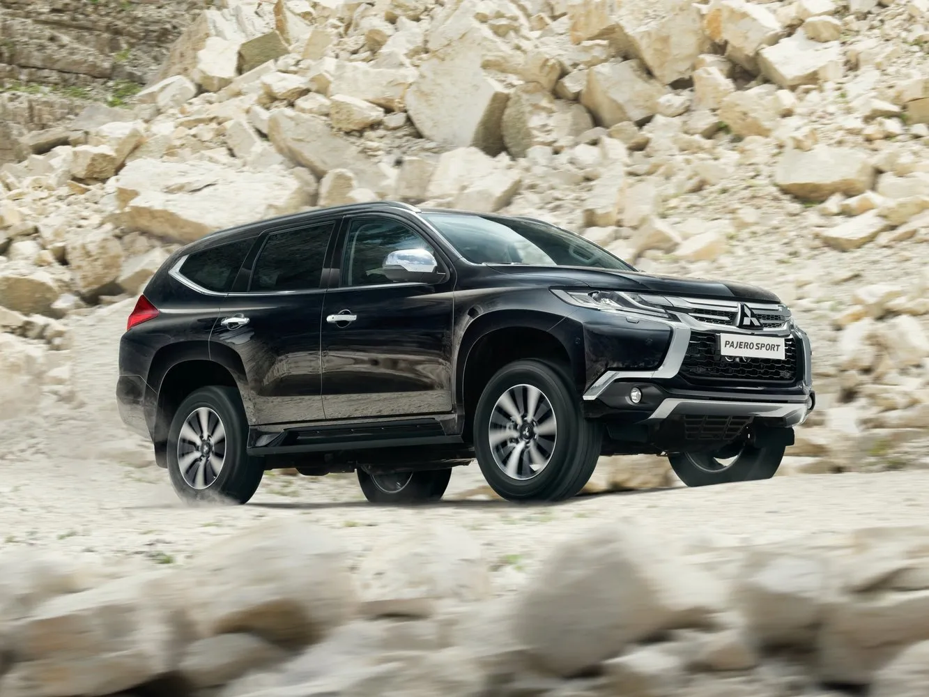 Фото автомобиля Mitsubishi Pajero Sport III для подбора размеров колес, шин и дисков