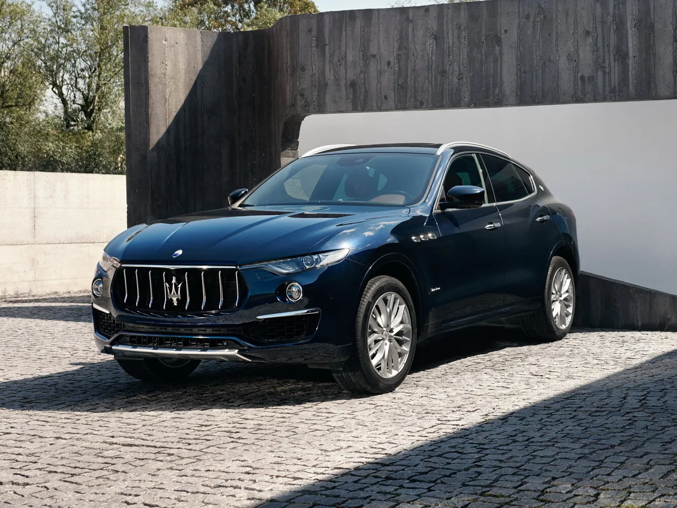 Фото автомобиля Maserati Levante I для подбора размеров колес, шин и дисков