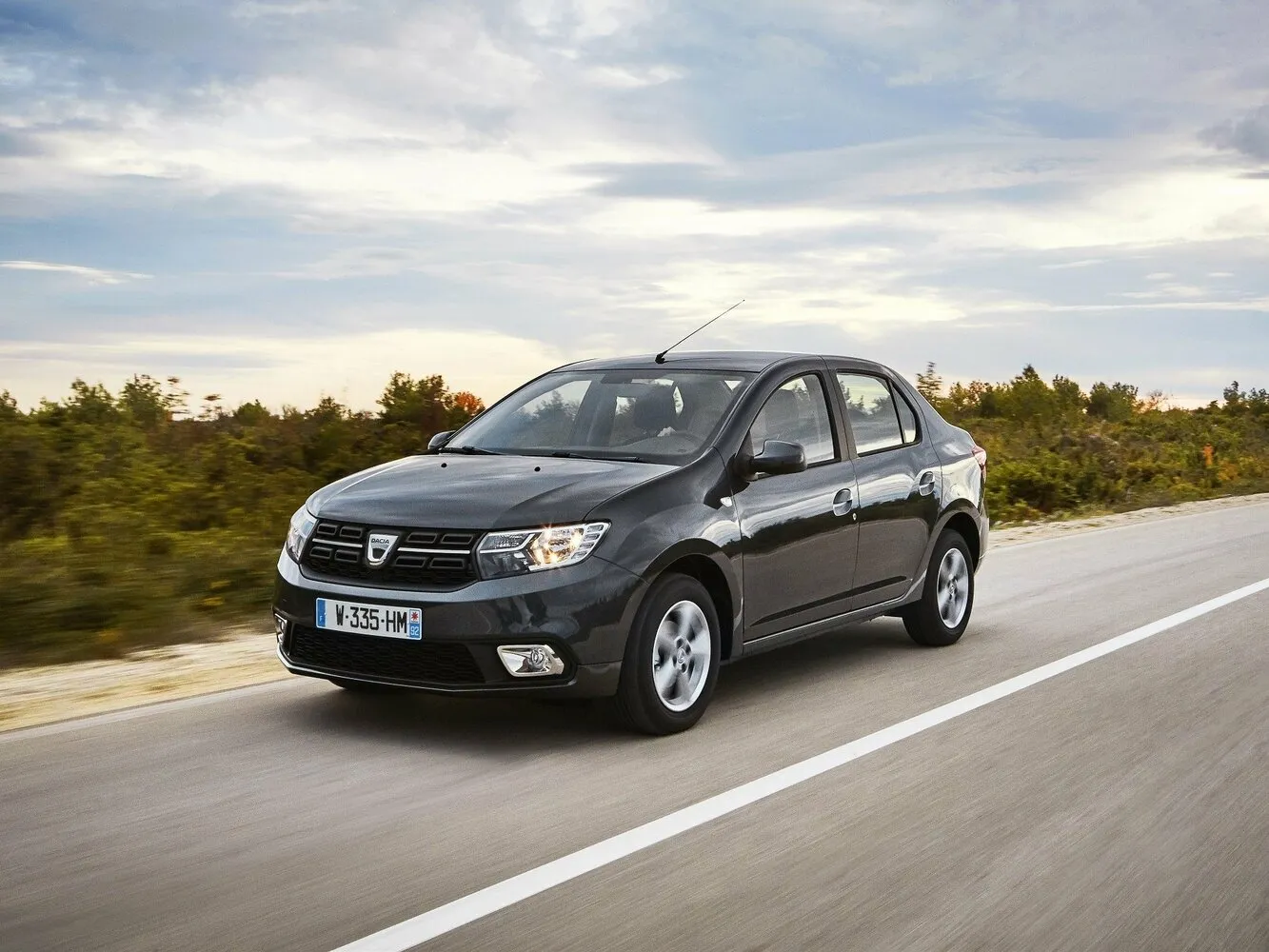 Фото автомобиля Dacia Logan II Рестайлинг 1.0 MT (73 Л.с.) — параметры разболтовки, сверловка дисков, DIA и крепеж