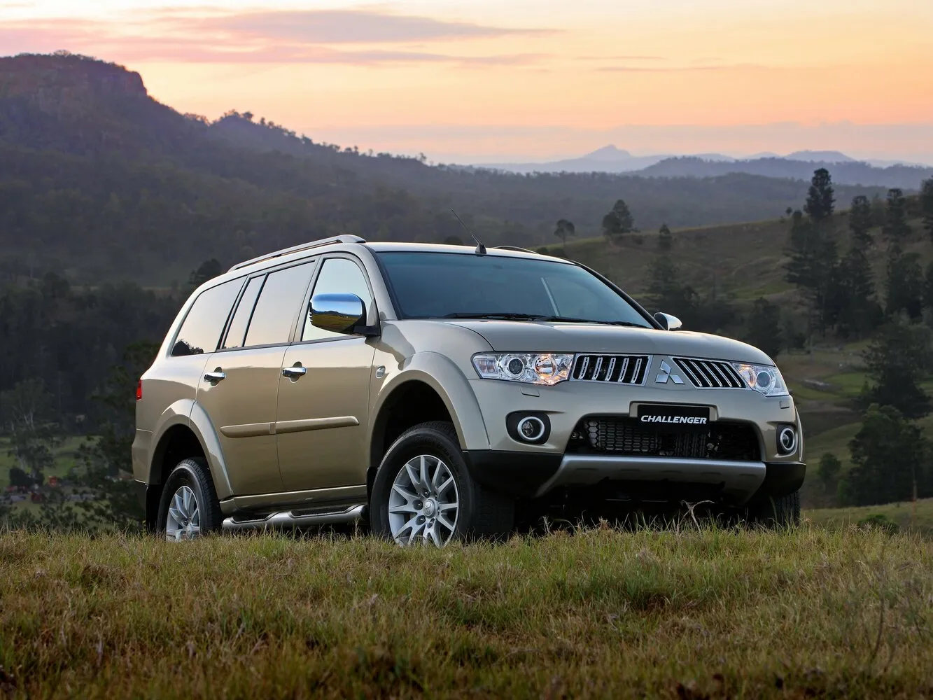 Фото автомобиля Mitsubishi Challenger II для подбора размеров колес, шин и дисков