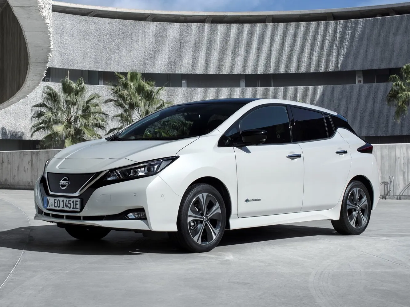 Фото автомобиля Nissan Leaf II (ZE1) для подбора размеров колес, шин и дисков