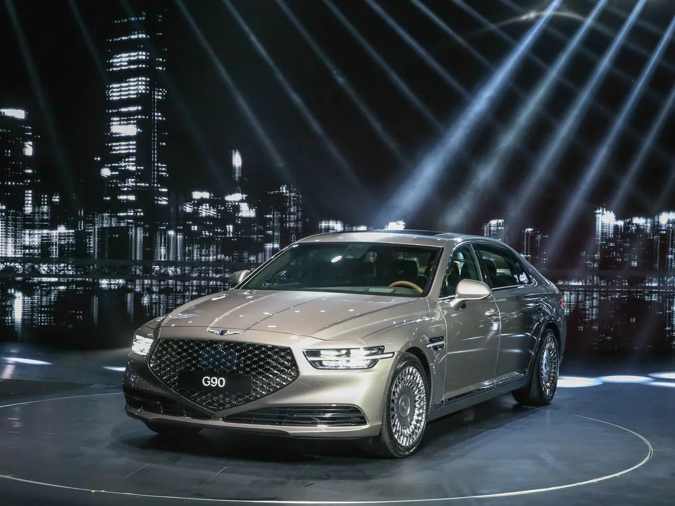 Фото автомобиля Genesis G90 I Рестайлинг для подбора размеров колес, шин и дисков