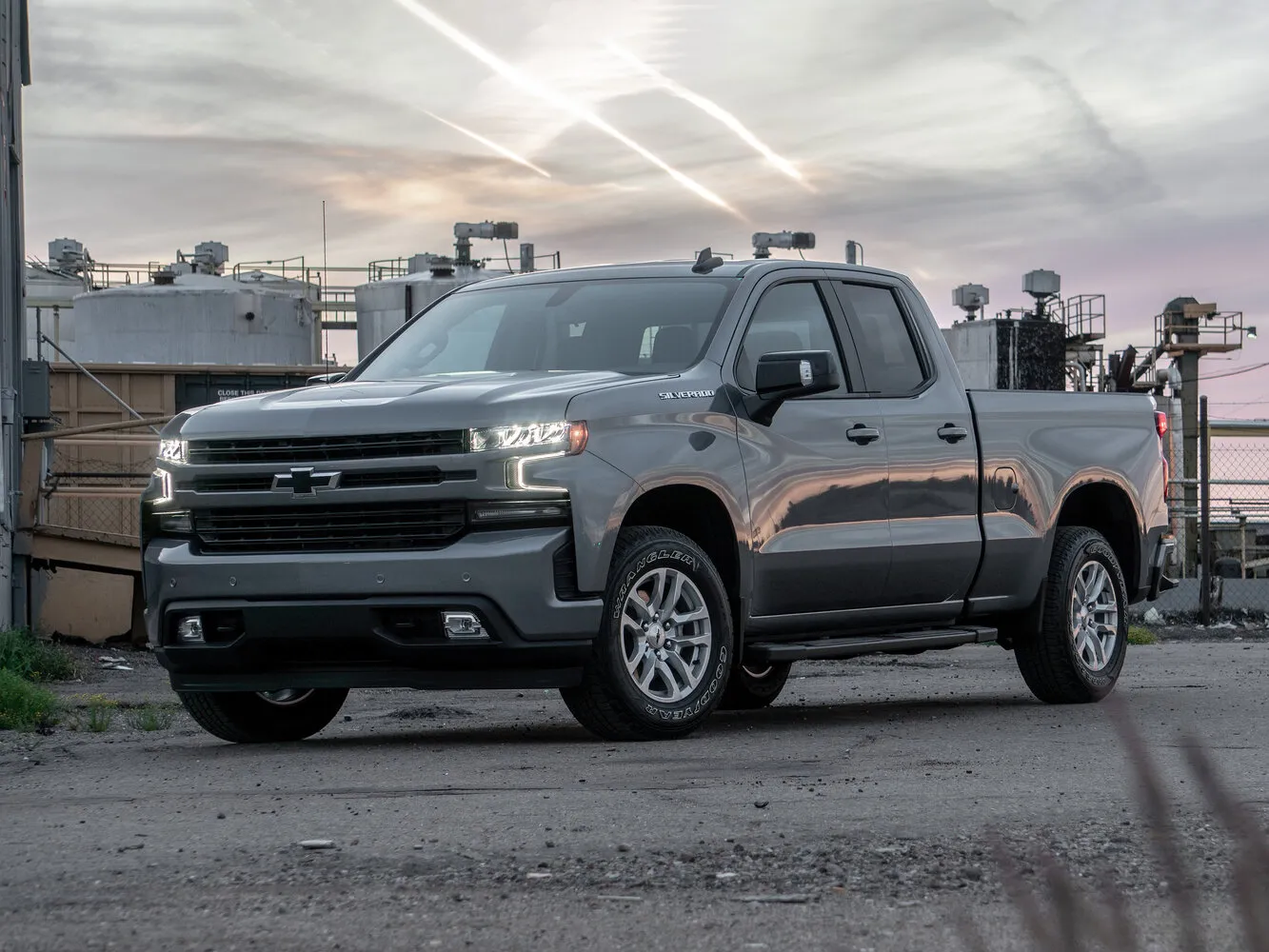 Фото автомобиля Chevrolet Silverado IV (T1XX) Double Cab 6.2 AT (420 Л.с.) — заводские размеры шин, ширина дисков, вылет ET и давление в колесах