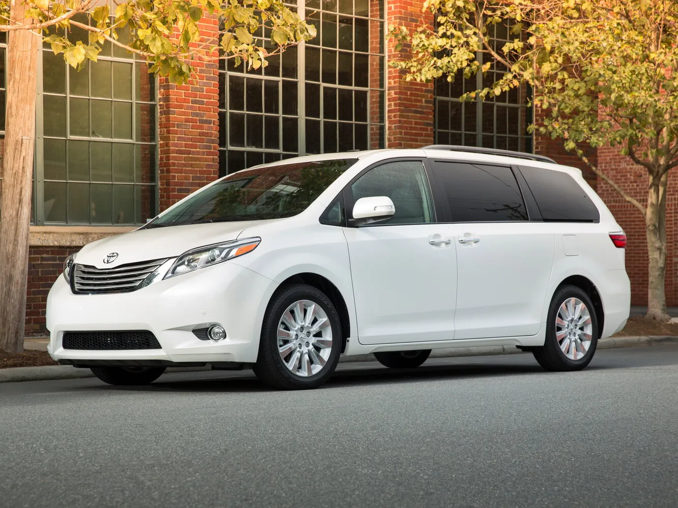 Фото автомобиля Toyota Sienna III Рестайлинг для подбора размеров колес, шин и дисков