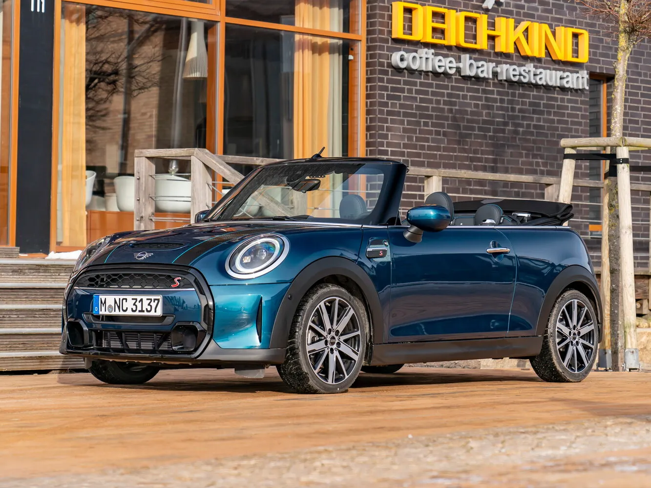 Фото автомобиля Mini Cabrio III Рестайлинг 2 для подбора размеров колес, шин и дисков
