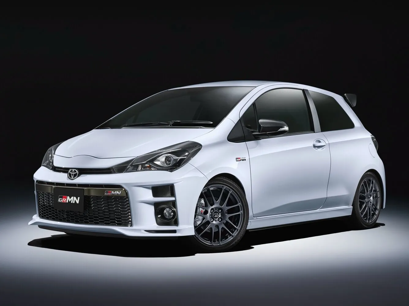 Фото автомобиля Toyota Vitz III (XP130) Рестайлинг 1.8 MT (212 Л.с.) — параметры разболтовки, сверловка дисков, DIA и крепеж
