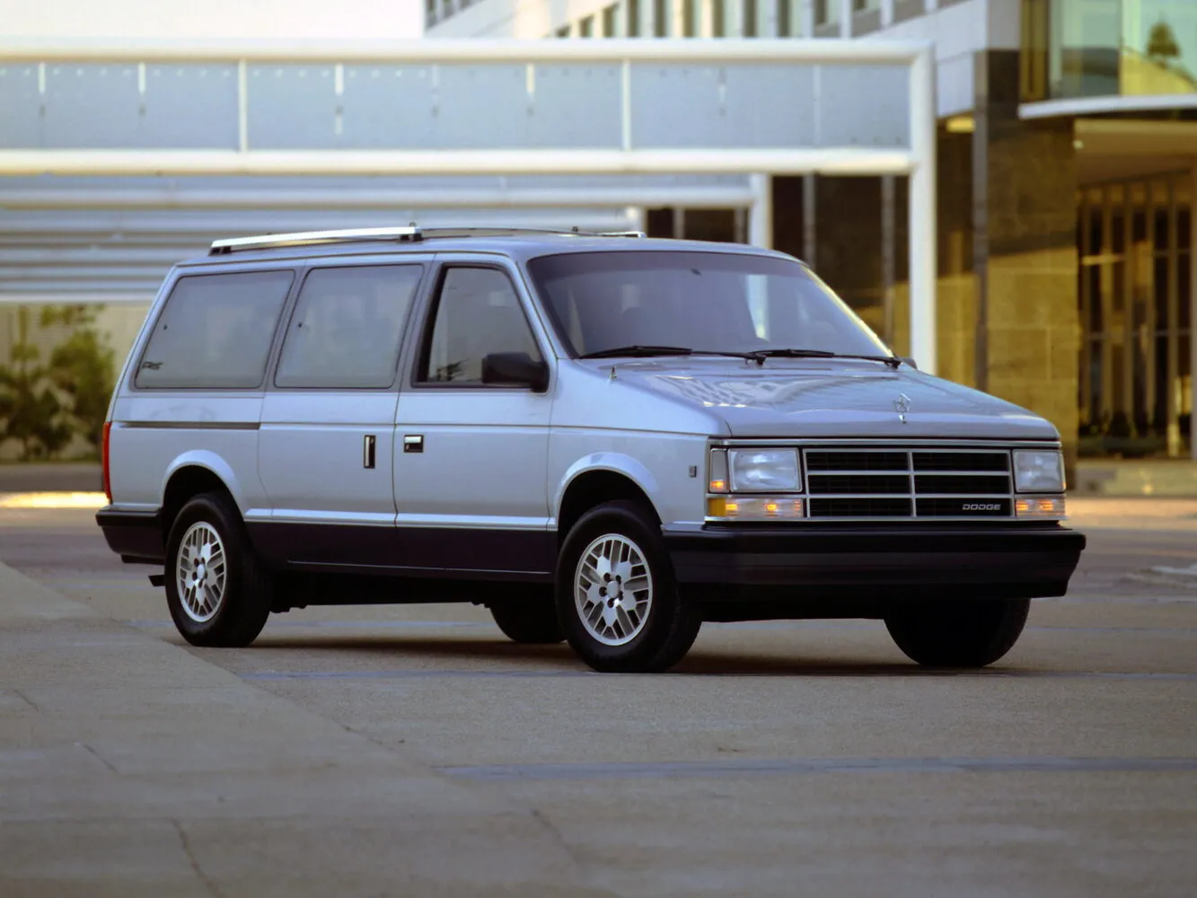 Фото автомобиля Dodge Caravan I для подбора размеров колес, шин и дисков