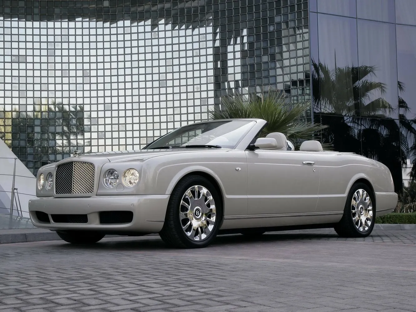 Фото автомобиля Bentley Azure II для подбора размеров колес, шин и дисков