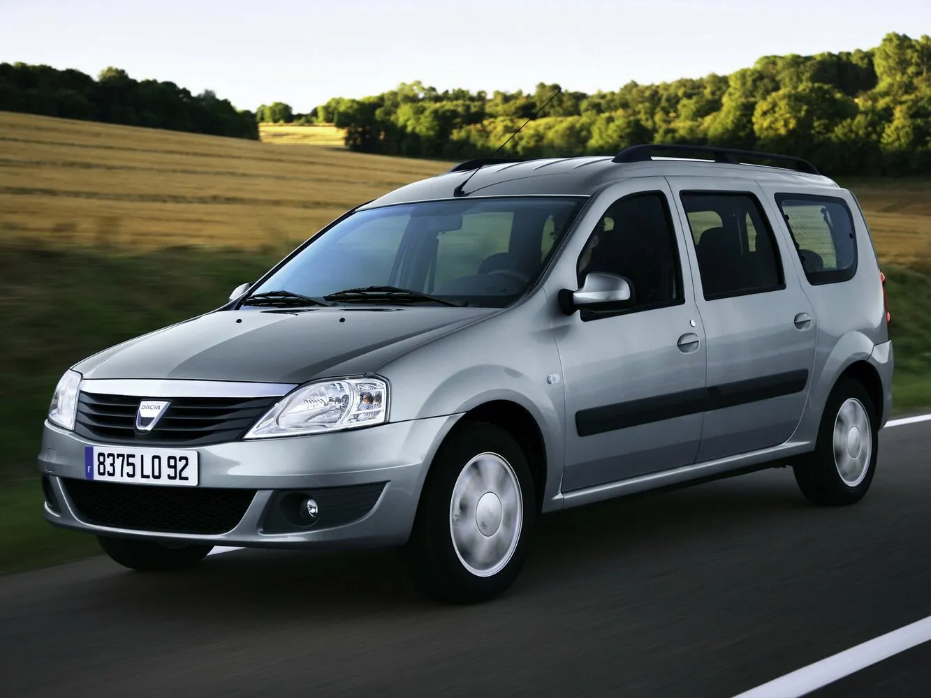 Фото автомобиля Dacia Logan I для подбора размеров колес, шин и дисков