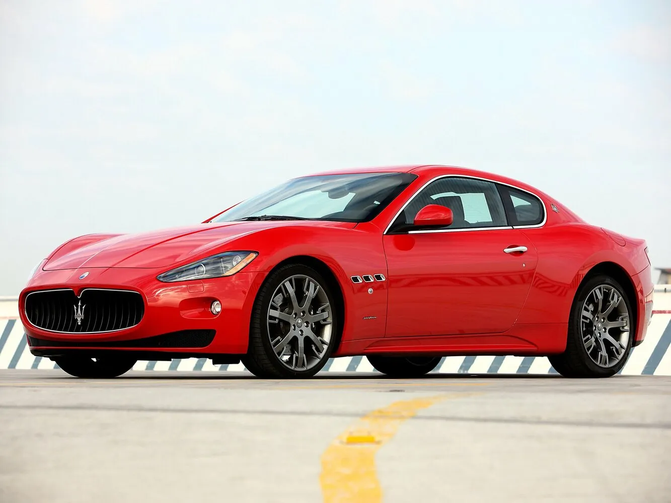 Фото автомобиля Maserati GranTurismo I (2007–2019) S 4.7 AT (440 Л.с.) купе — заводские размеры шин, ширина дисков, вылет ET и давление в колесах