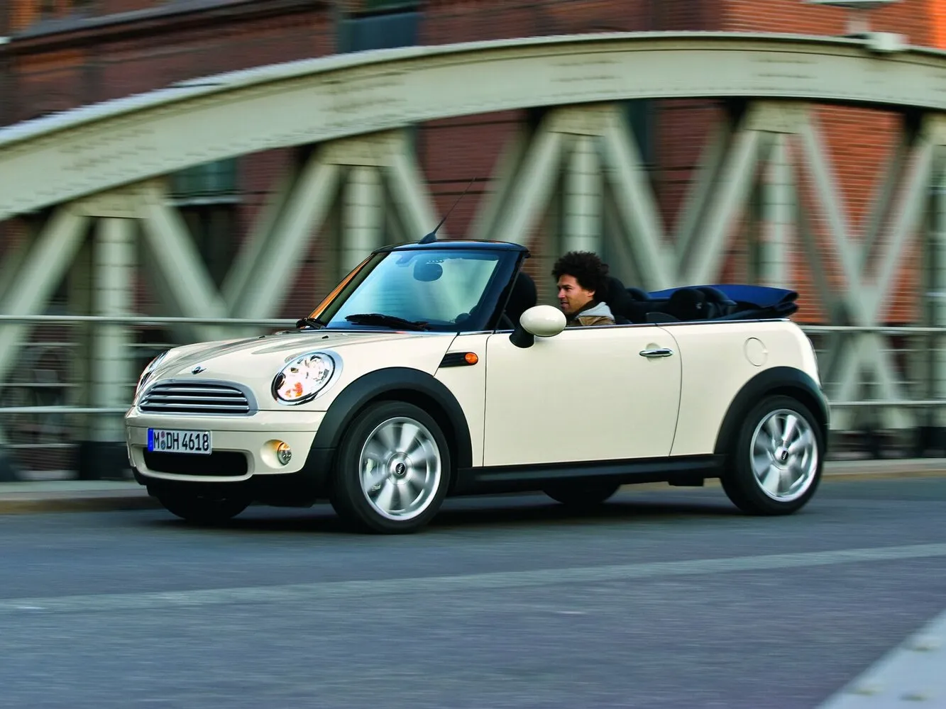 Фото автомобиля Mini Cabrio II Cooper D 1.6d MT (109 Л.с.) — заводские размеры шин, ширина дисков, вылет ET и давление в колесах