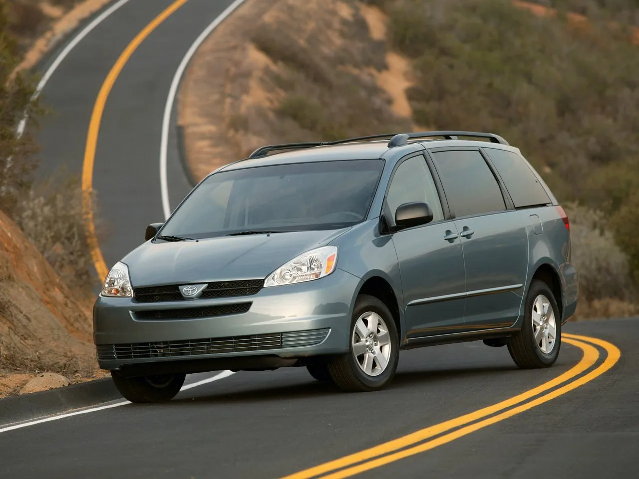 Фото автомобиля Toyota Sienna II для подбора размеров колес, шин и дисков