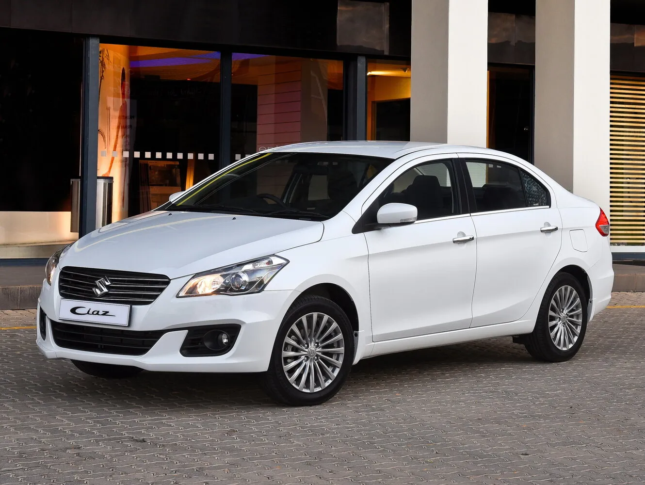 Фото автомобиля Suzuki Ciaz I для подбора размеров колес, шин и дисков