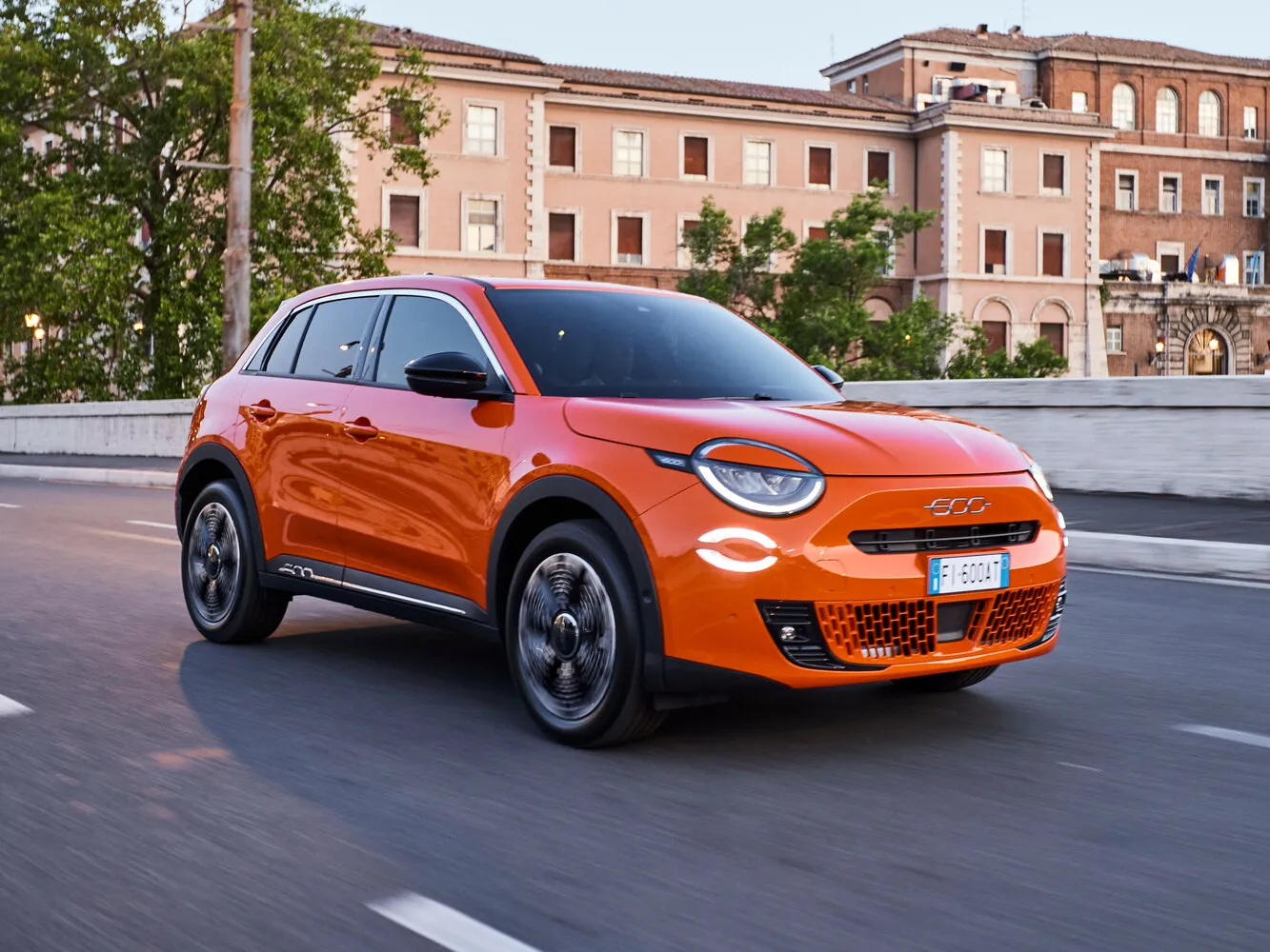 Фото автомобиля Fiat 600e Базовое поколение для подбора размеров колес, шин и дисков