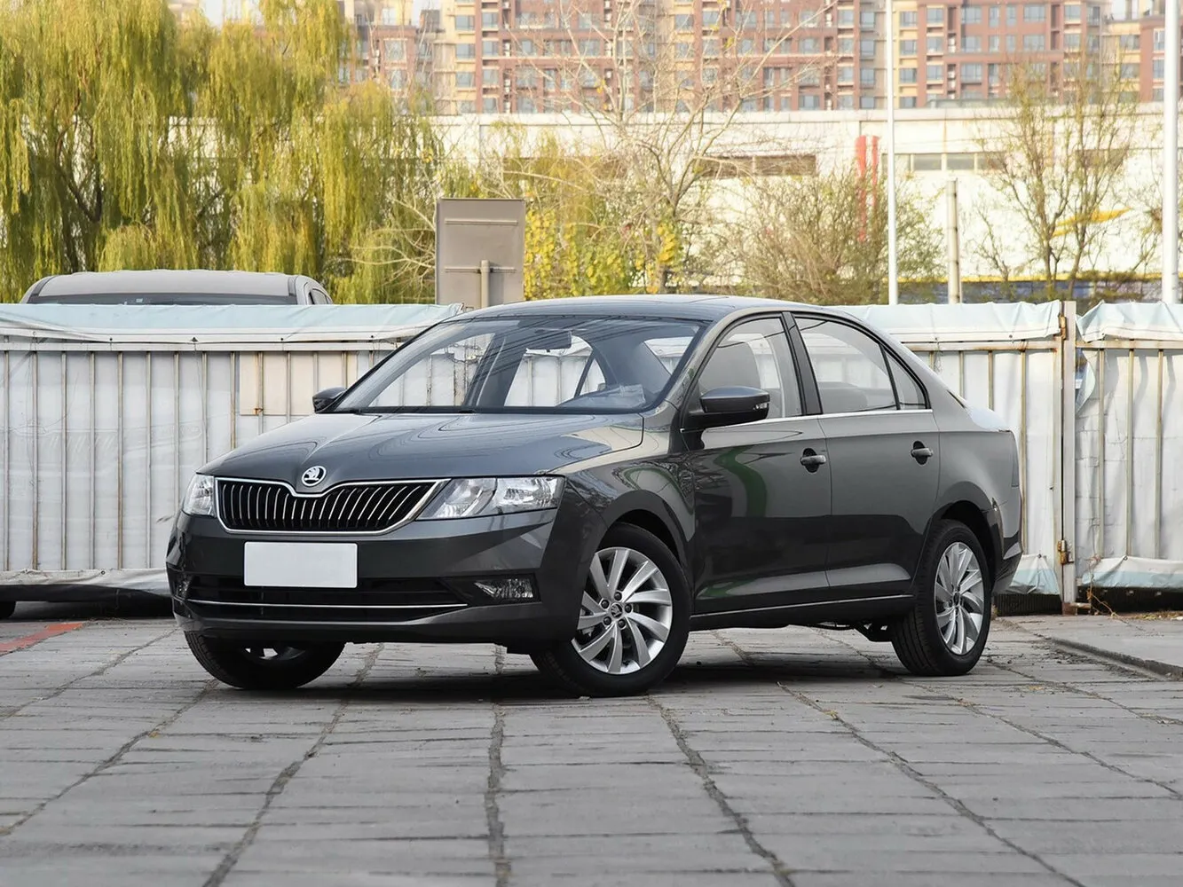 Фото автомобиля Skoda Rapid I Рестайлинг 1.6 AT (110 Л.с.) — параметры разболтовки, сверловка дисков, DIA и крепеж
