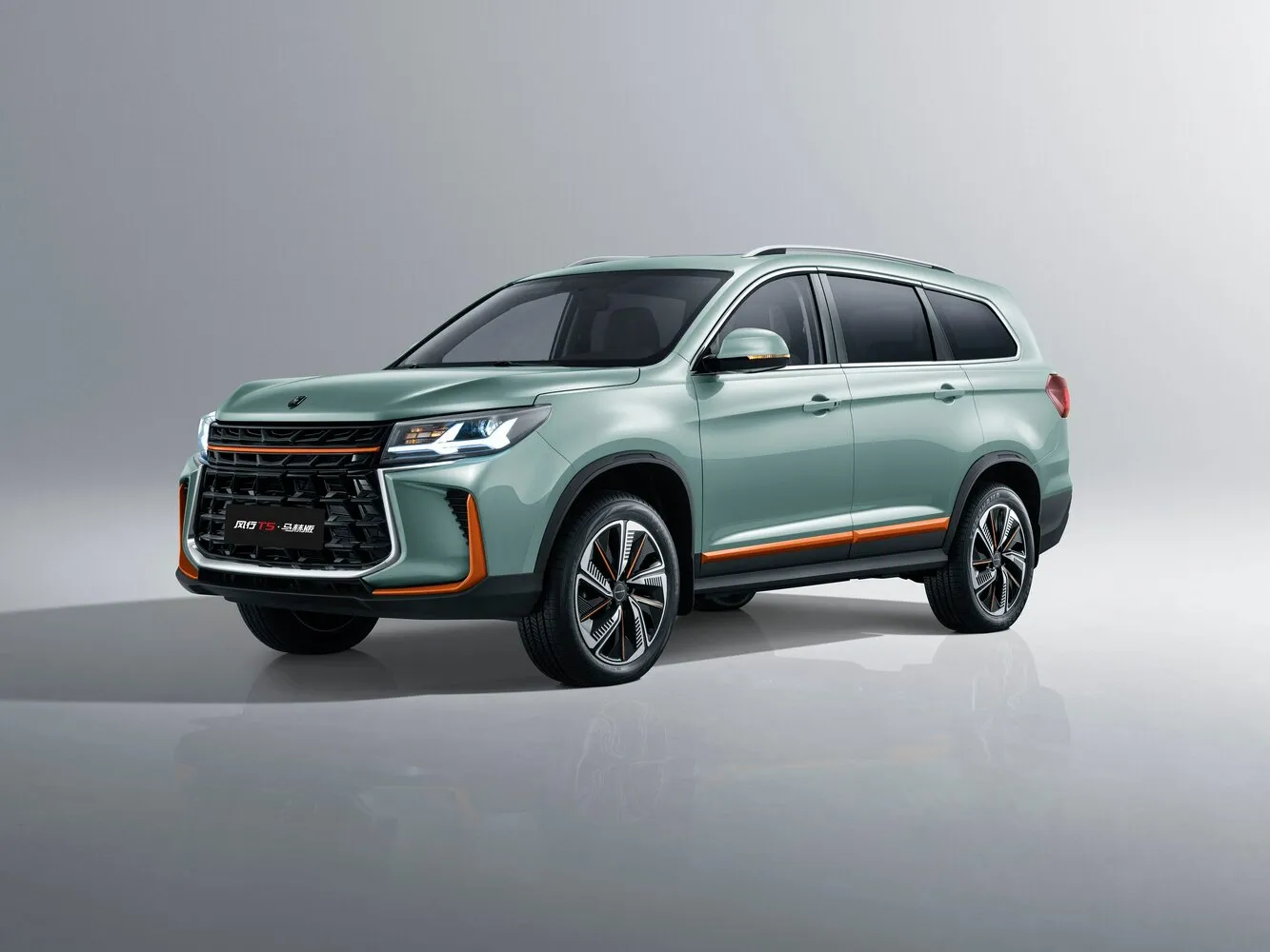Фото автомобиля Forthing T5 I Рестайлинг 2 (2022–2026) 7-seater 1.5 AMT (190 Л.с.) внедорожник / кроссовер — параметры разболтовки, сверловка дисков, DIA и крепеж