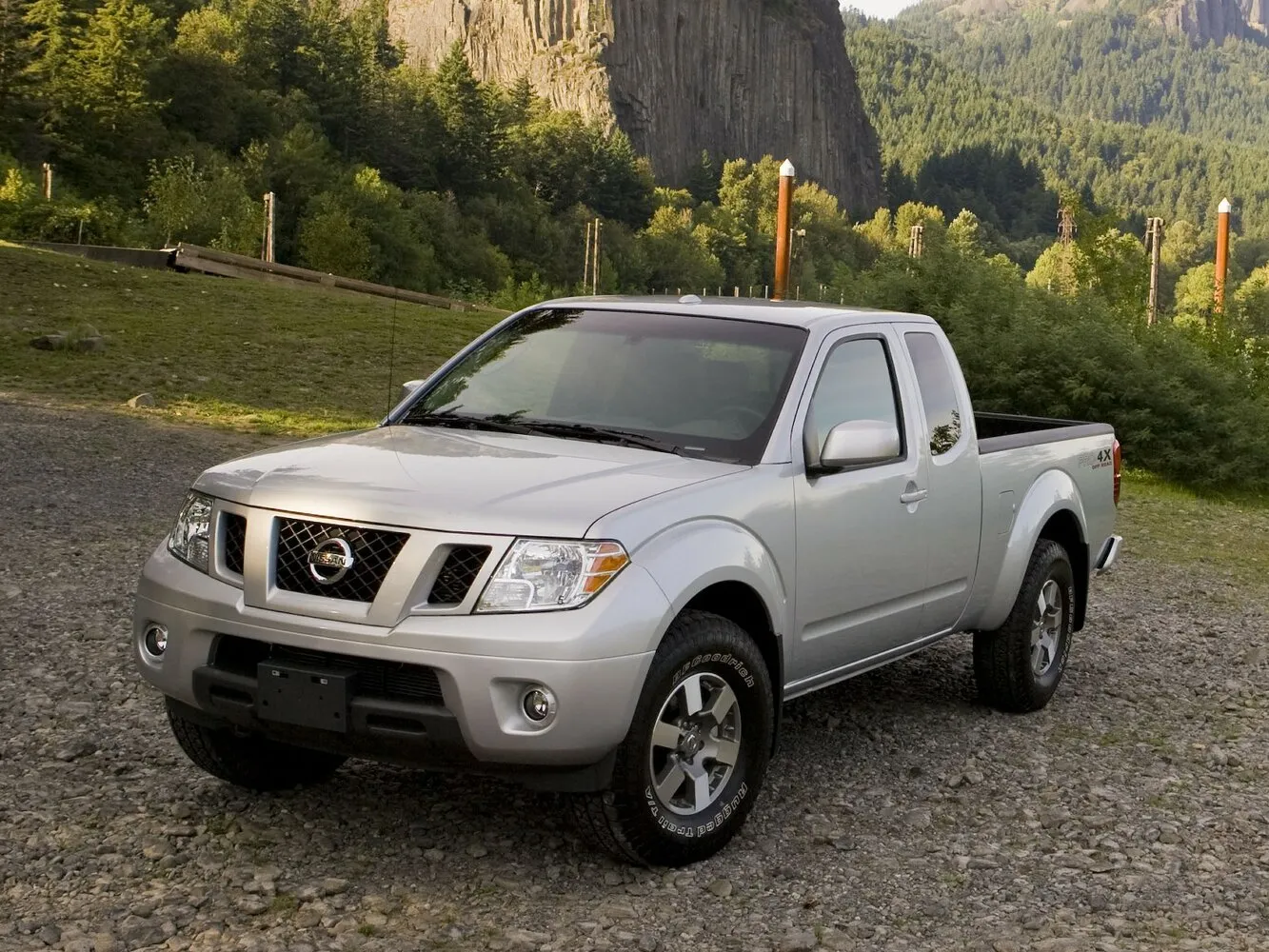 Фото автомобиля Nissan Frontier II Рестайлинг (2009–2021) 2.5 AT (152 Л.с.) pickup one half — параметры разболтовки, сверловка дисков, DIA и крепеж