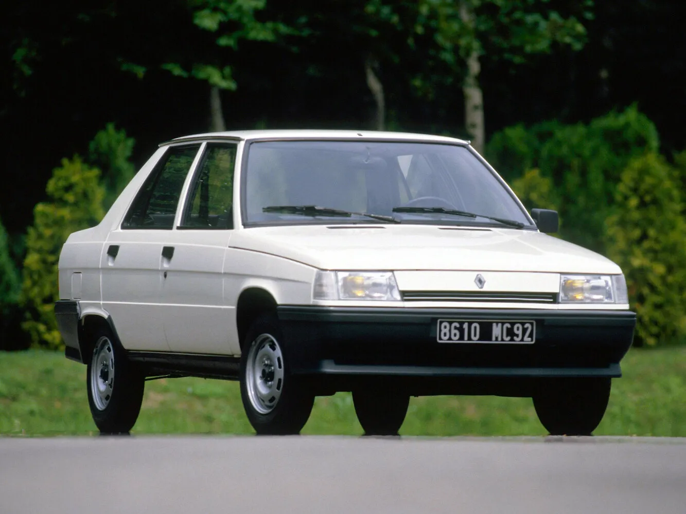 Фото автомобиля Renault 9 I Рестайлинг для подбора размеров колес, шин и дисков