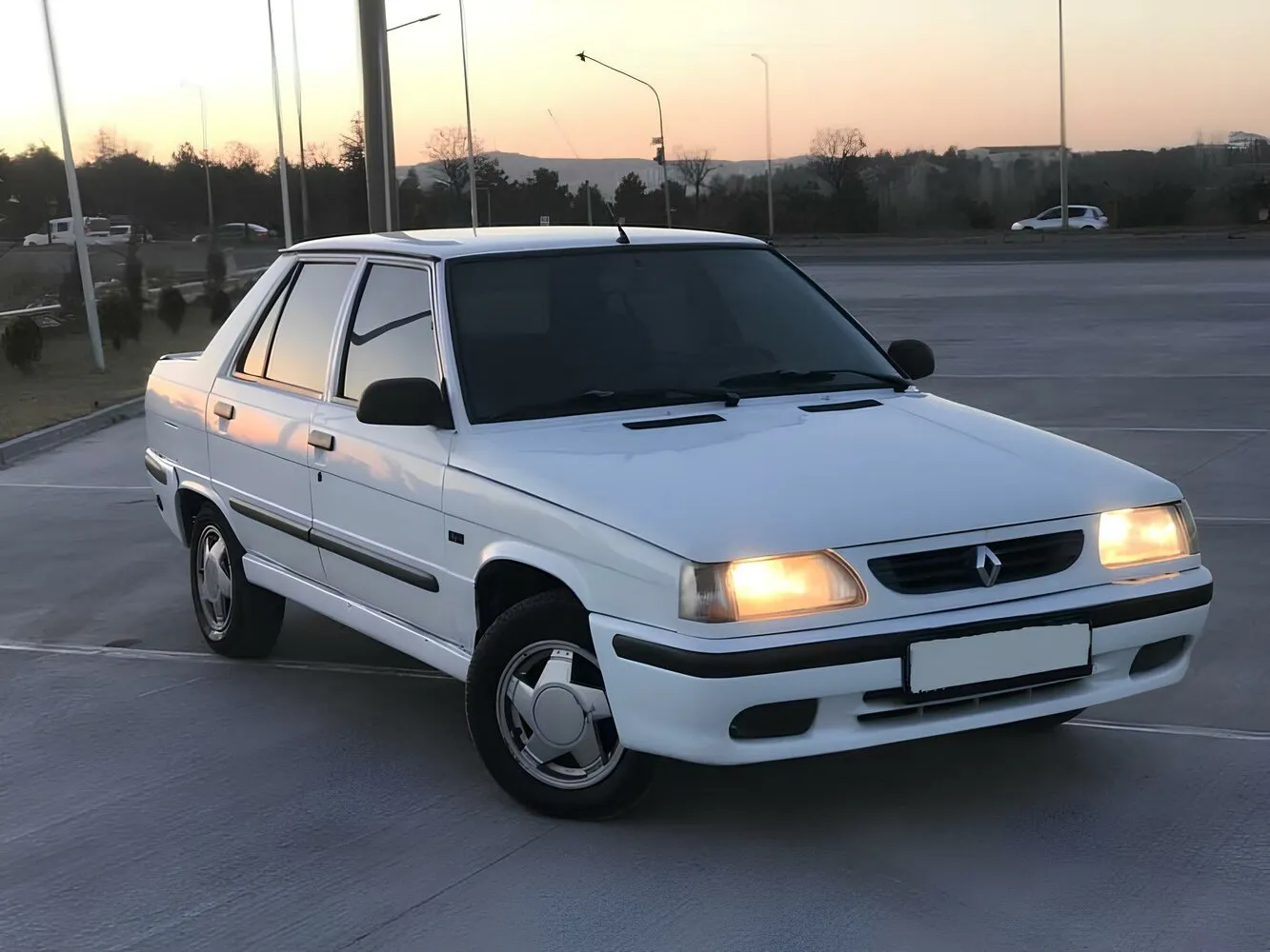 Фото автомобиля Renault 9 Broadway для подбора размеров колес, шин и дисков