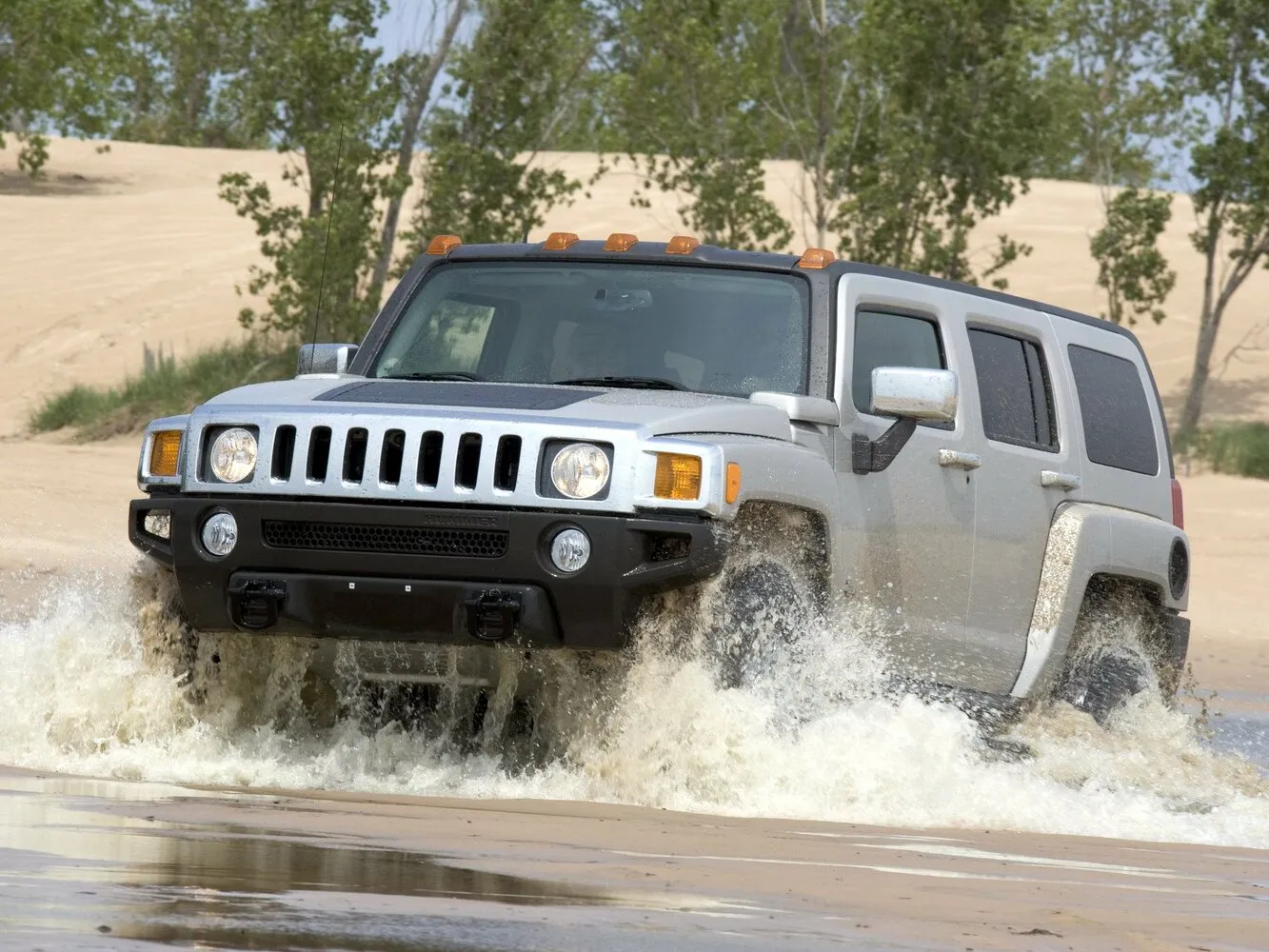 Фото автомобиля Hummer H3 (2005–2010) 3.5 MT (223 л.с.) 4WD внедорожник / кроссовер — заводские размеры шин, ширина дисков, вылет ET и давление в колесах