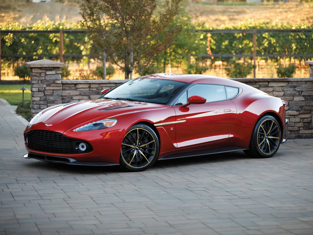 Фото автомобиля Aston Martin Vanquish Zagato II (2016–2018) 5.9 AT (604 Л.с.) купе — заводские размеры шин, ширина дисков, вылет ET и давление в колесах