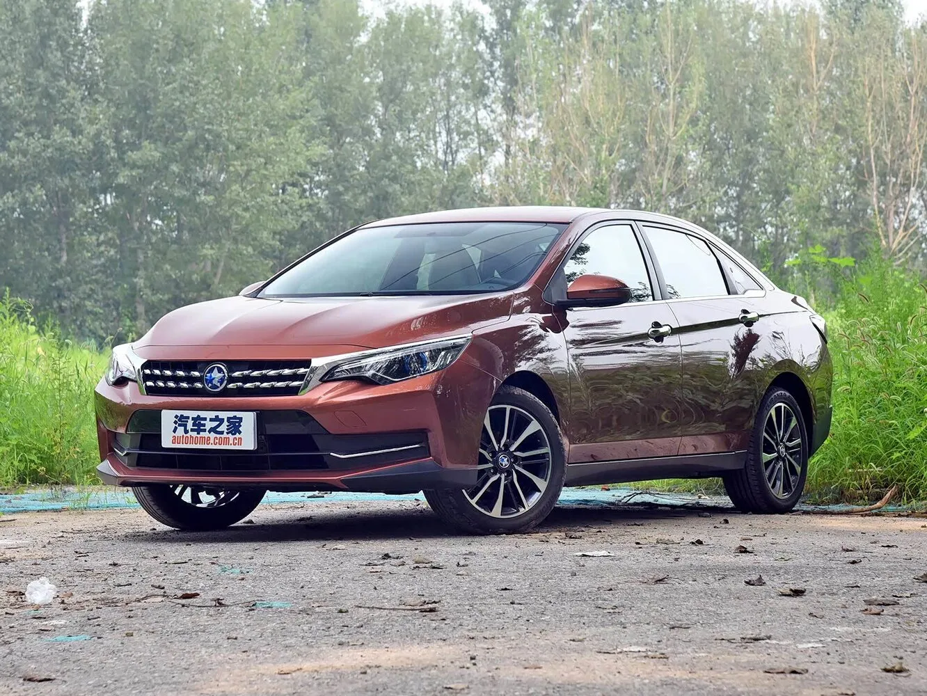 Фото автомобиля Venucia D60 I для подбора размеров колес, шин и дисков