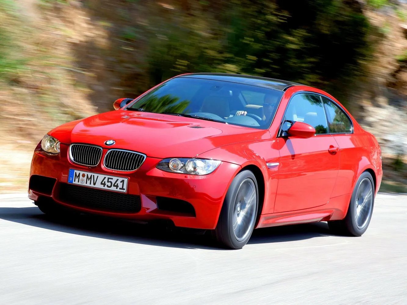 Фото автомобиля BMW M3 IV (E90) 4.0 MT (420 Л.с.) — заводские размеры шин, ширина дисков, вылет ET и давление в колесах
