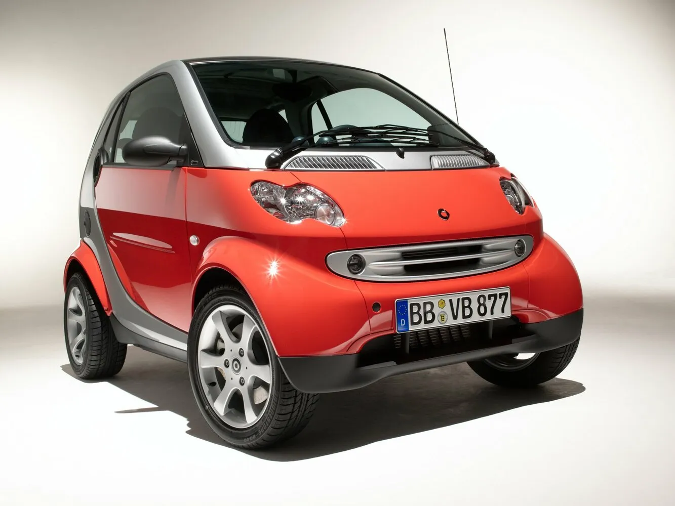 Фото автомобиля Smart Fortwo I Рестайлинг 0.6 AMT (45 Л.с.) — заводские размеры шин, ширина дисков, вылет ET и давление в колесах