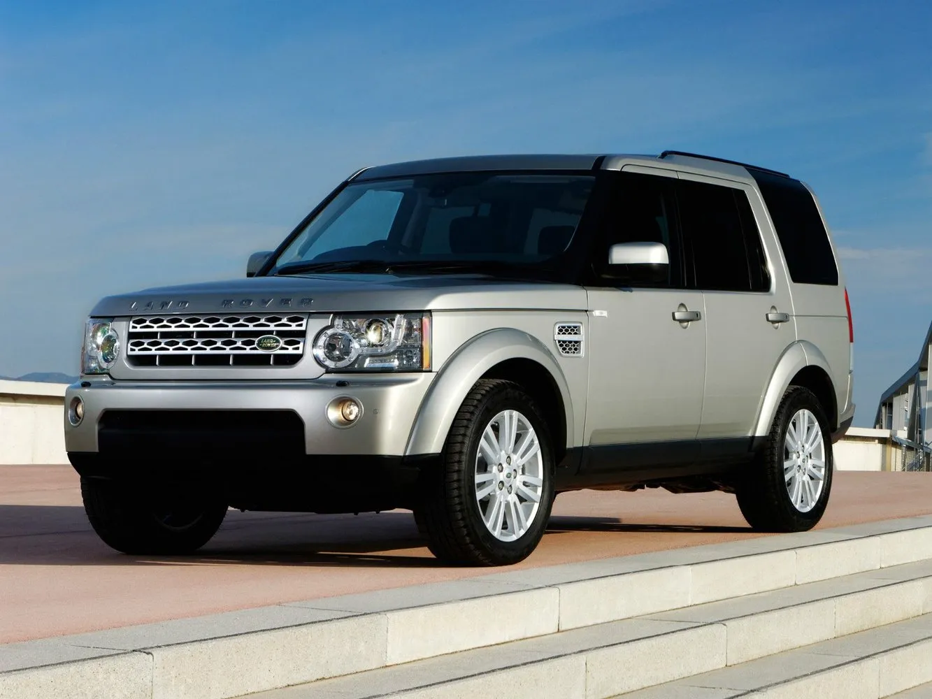 Фото автомобиля Land Rover Discovery IV для подбора размеров колес, шин и дисков