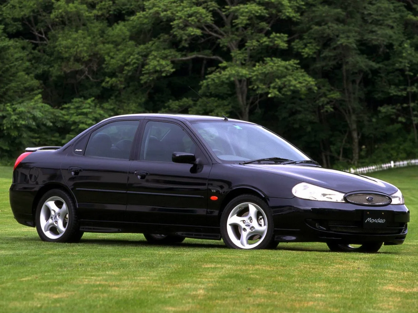 Фото автомобиля Ford Mondeo II NGA 2.0 MT (130 Л.с.) — параметры разболтовки, сверловка дисков, DIA и крепеж