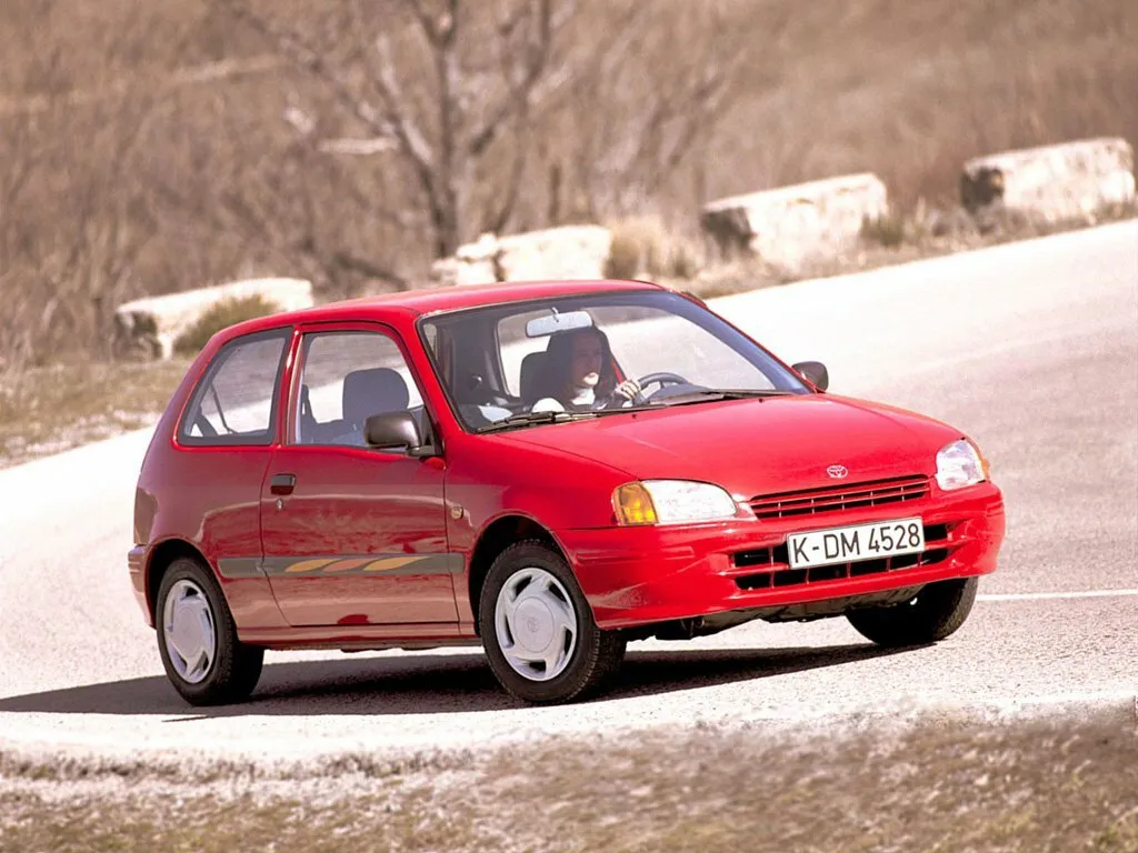 Фото автомобиля Toyota Starlet V (P90) 1.3 MT (82 л.с.) 4WD — параметры разболтовки, сверловка дисков, DIA и крепеж