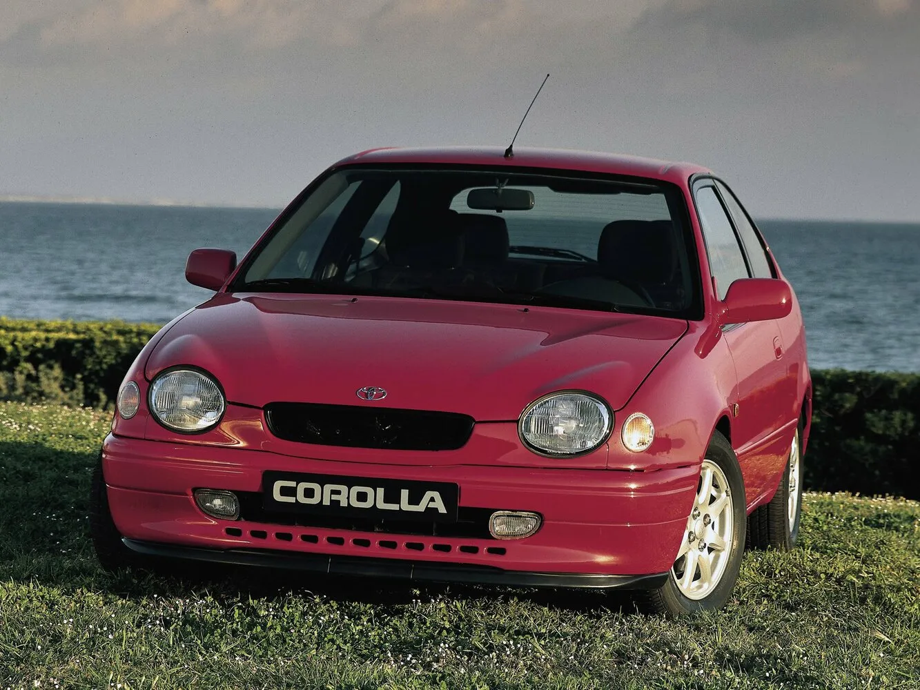 Фото автомобиля Toyota Corolla VIII (E110) 1.3 MT (86 Л.с.) — параметры разболтовки, сверловка дисков, DIA и крепеж