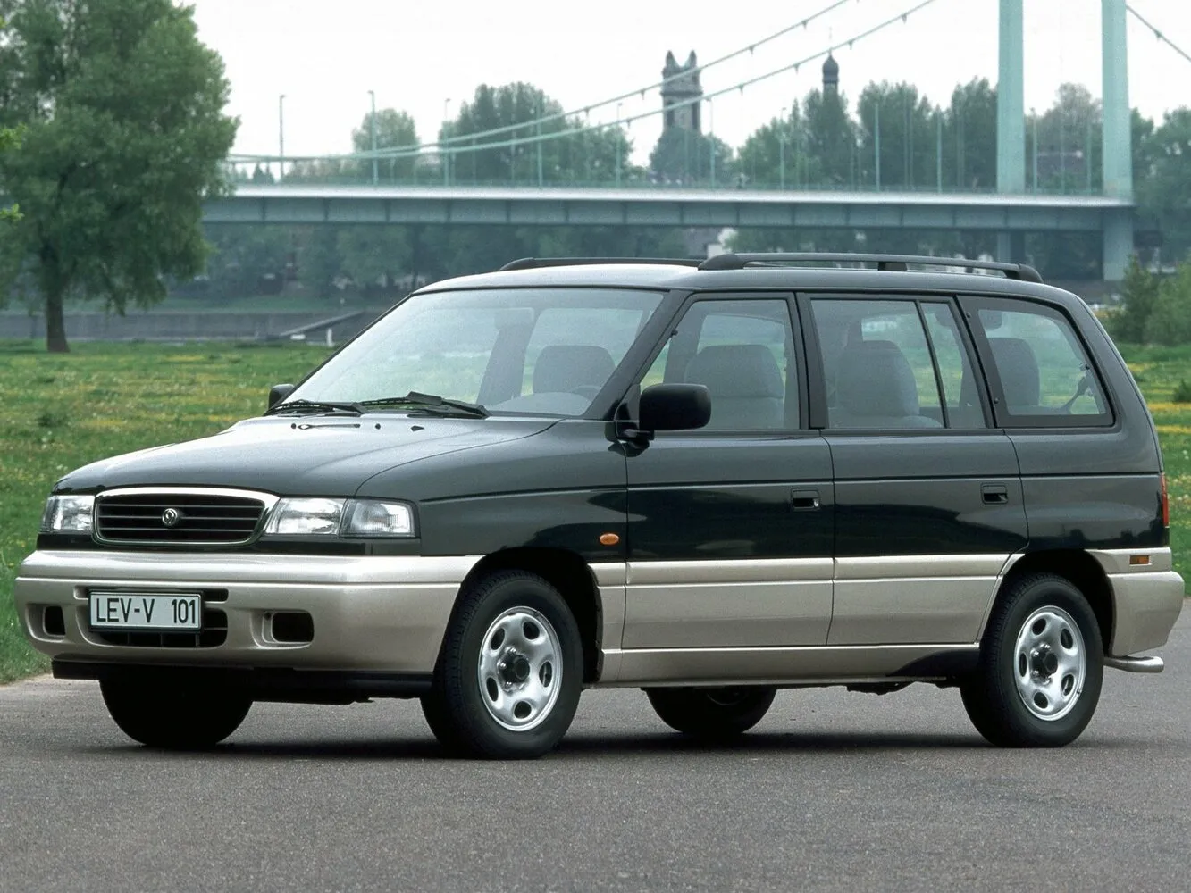 Фото автомобиля Mazda MPV I (LV) для подбора размеров колес, шин и дисков
