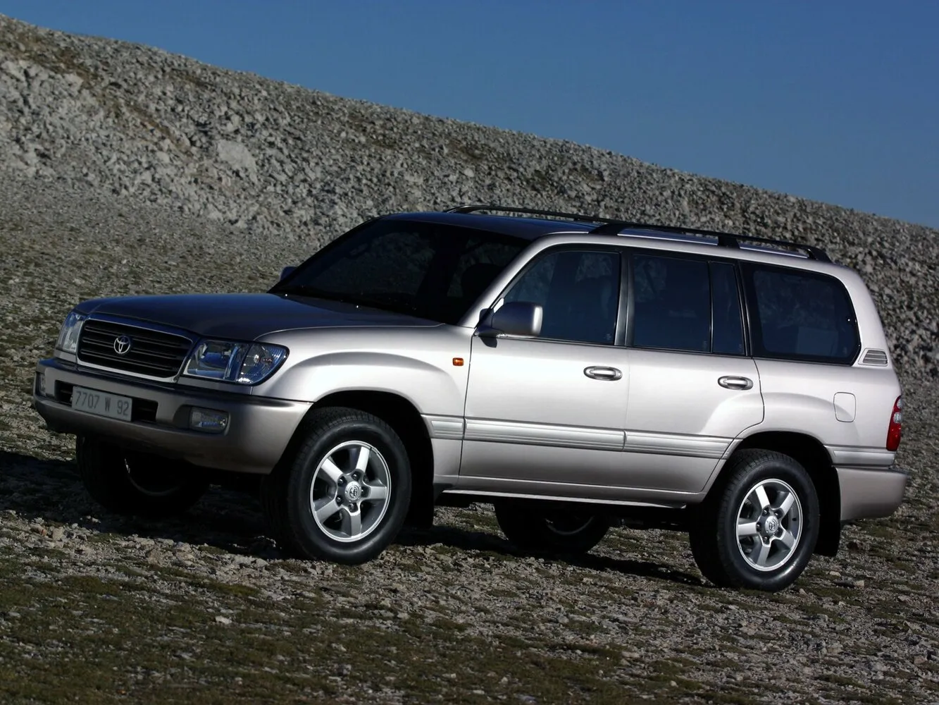 Фото автомобиля Toyota Land Cruiser 100 Series Рестайлинг 1 105 4.5 AT (212 л.с.) 4WD — параметры разболтовки, сверловка дисков, DIA и крепеж