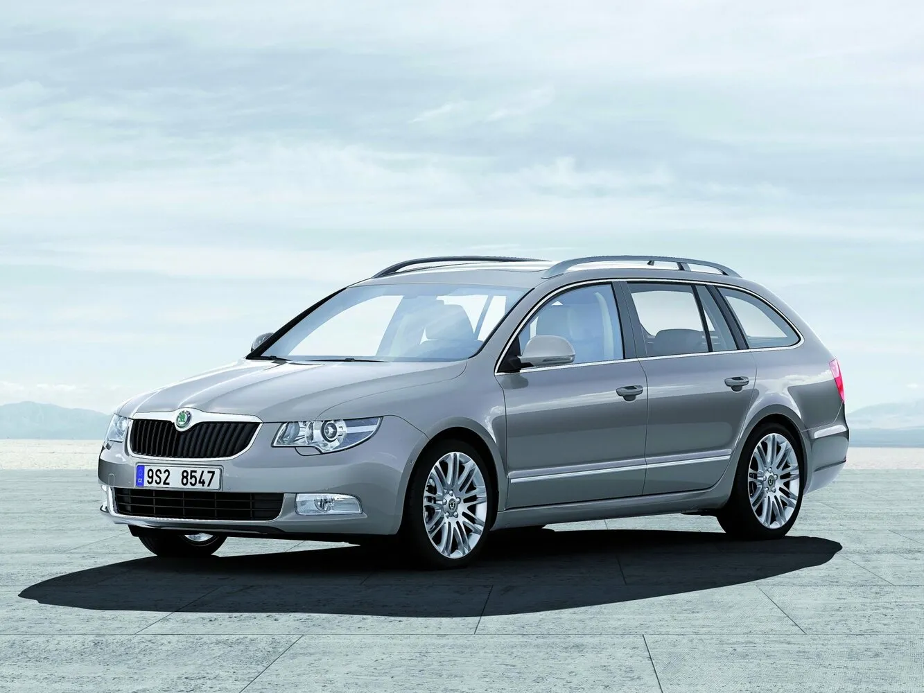 Фото автомобиля Skoda Superb II 2.0d AMT (170 Л.с.) — заводские размеры шин, ширина дисков, вылет ET и давление в колесах