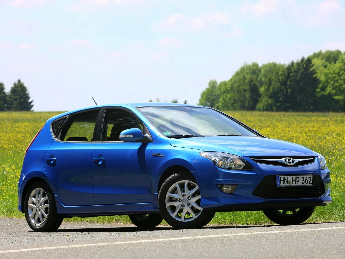 Фото автомобиля Hyundai i30 I Рестайлинг 2.0 AT (143 Л.с.) — заводские размеры шин, ширина дисков, вылет ET и давление в колесах